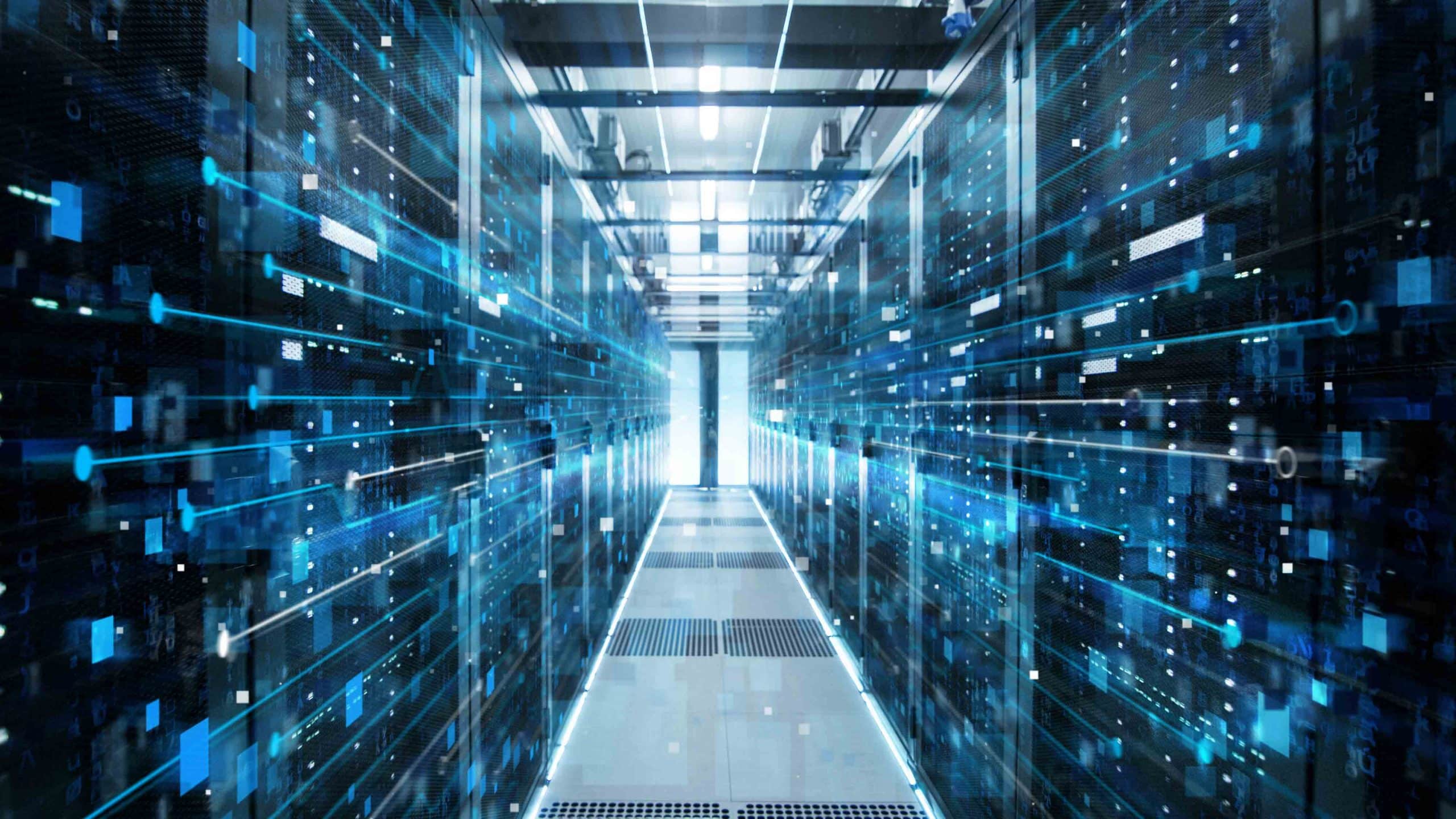 Flur mit Serverracks und blauen digitalen Datenströmen in einem modernen Rechenzentrum.